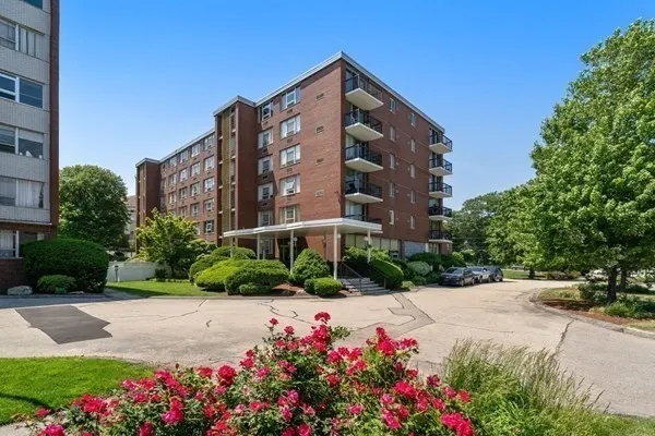 20 Hammond Pond Pkwy #302, Newton