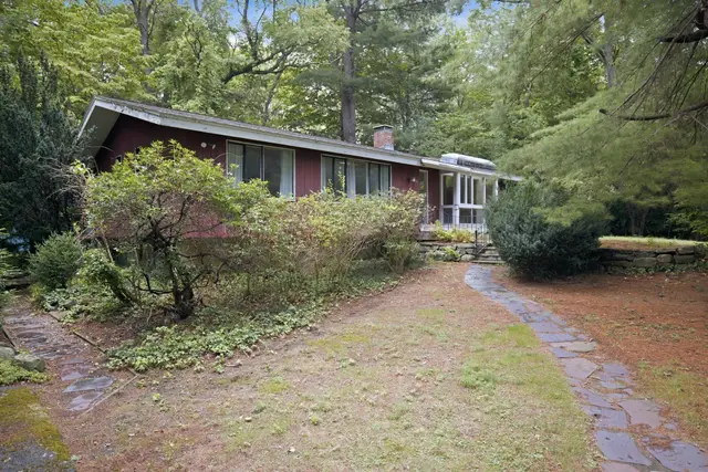 9 Peacock Farm Road