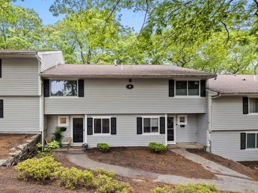 3 Beals Cove Rd #E, Hingham