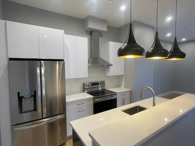 60 Cross St E #220