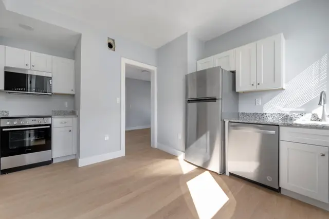 566 Shirley St #4