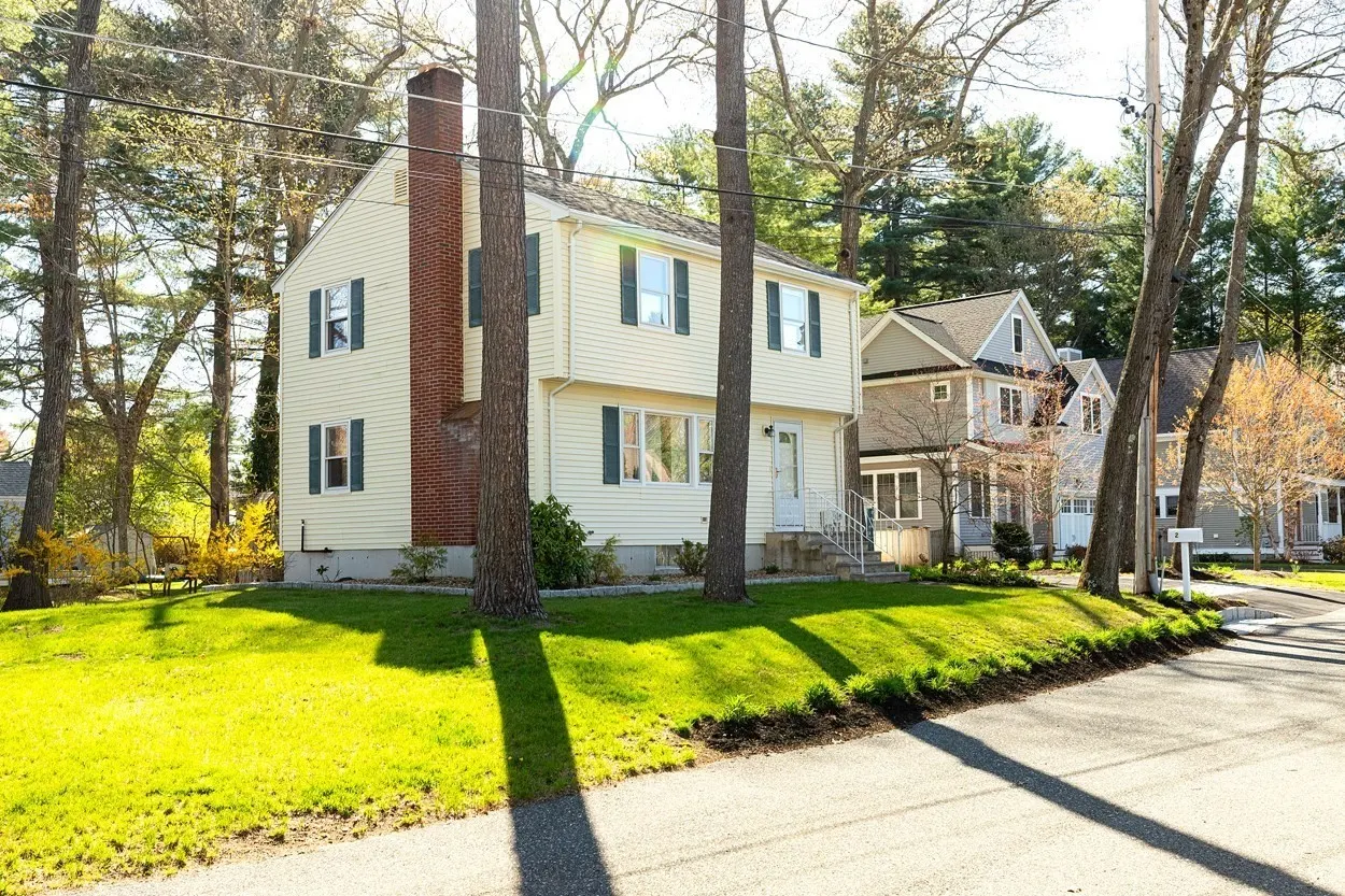 2 Marigold Ave, Wellesley