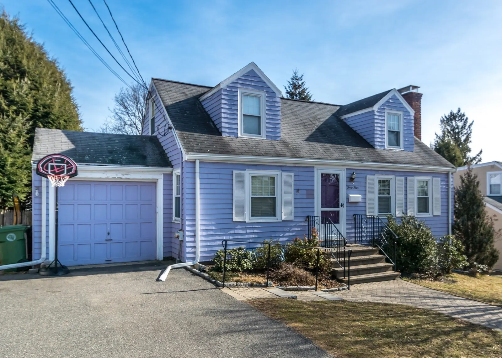 44 Pilgrim Rd, Watertown