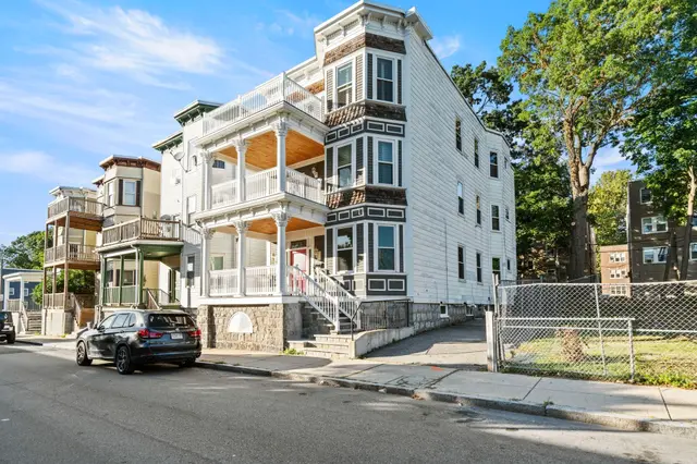 33 Hollander St