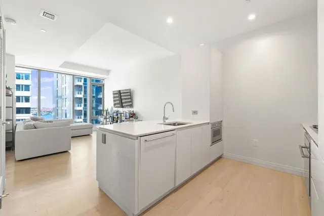 133 Seaport Blvd #1912