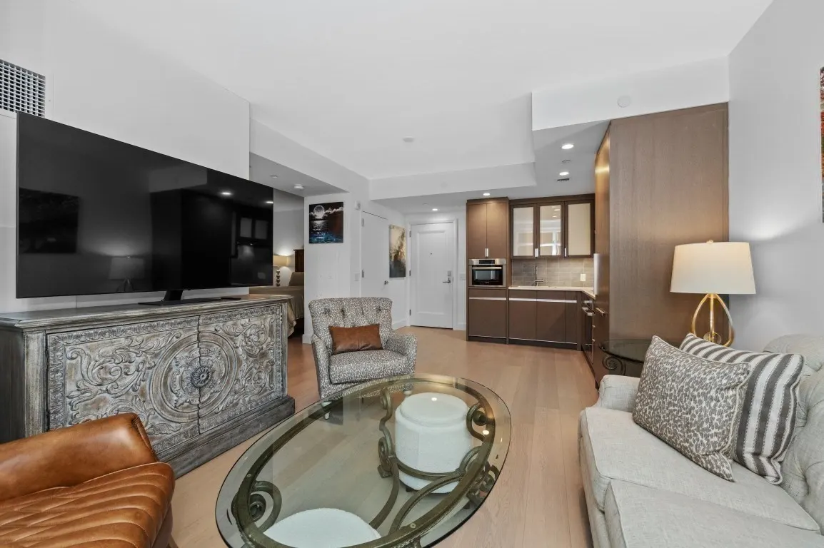 100 Lovejoy Wharf #5L, Boston