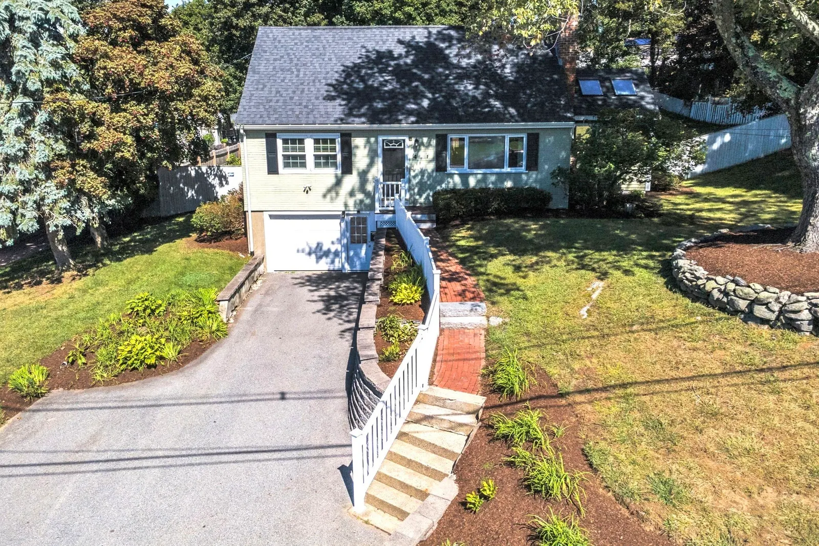 4 Stratton Rd, Hudson