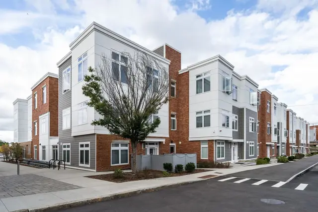60 Cross St E #105