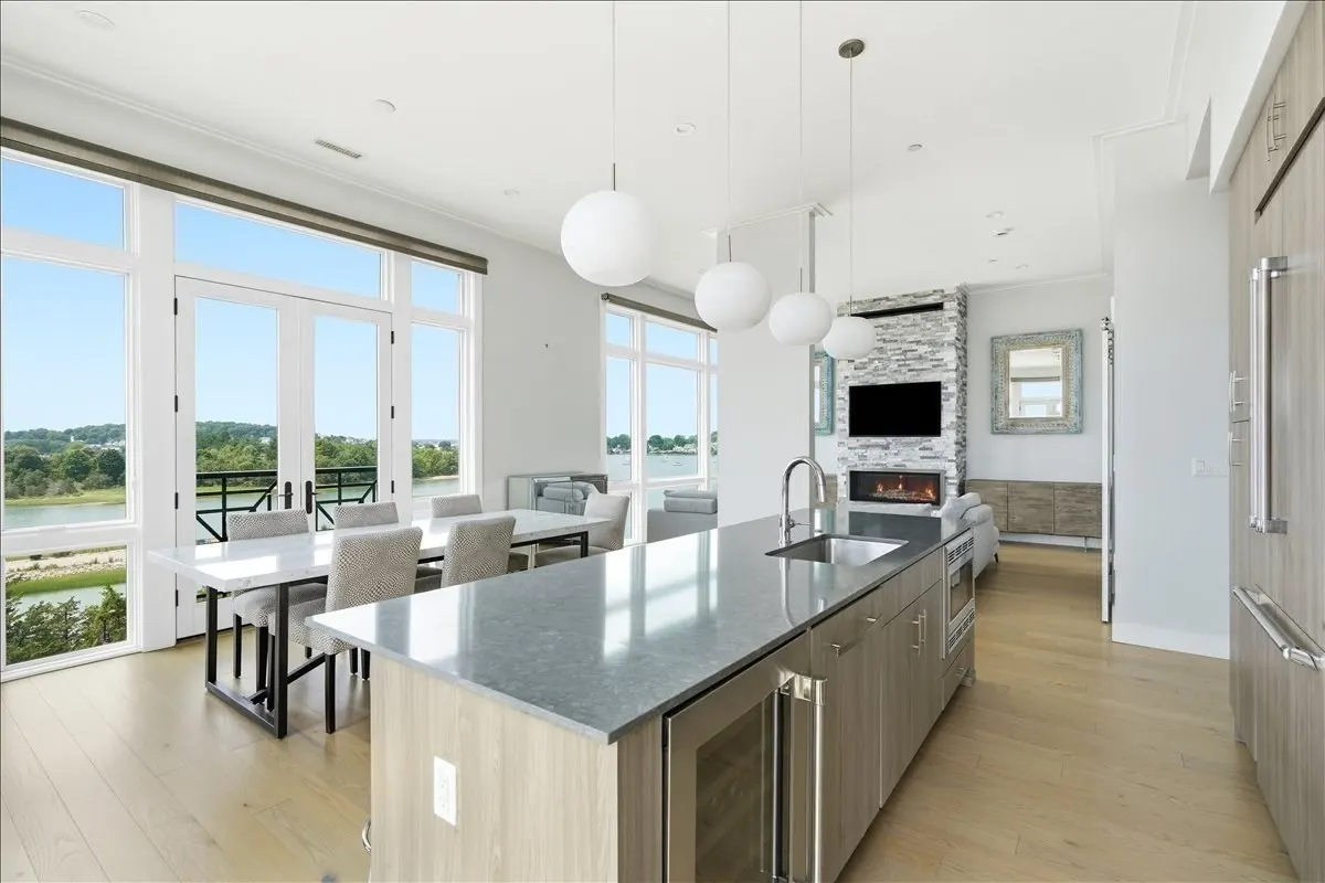 10 Shipyard Dr #513, Hingham