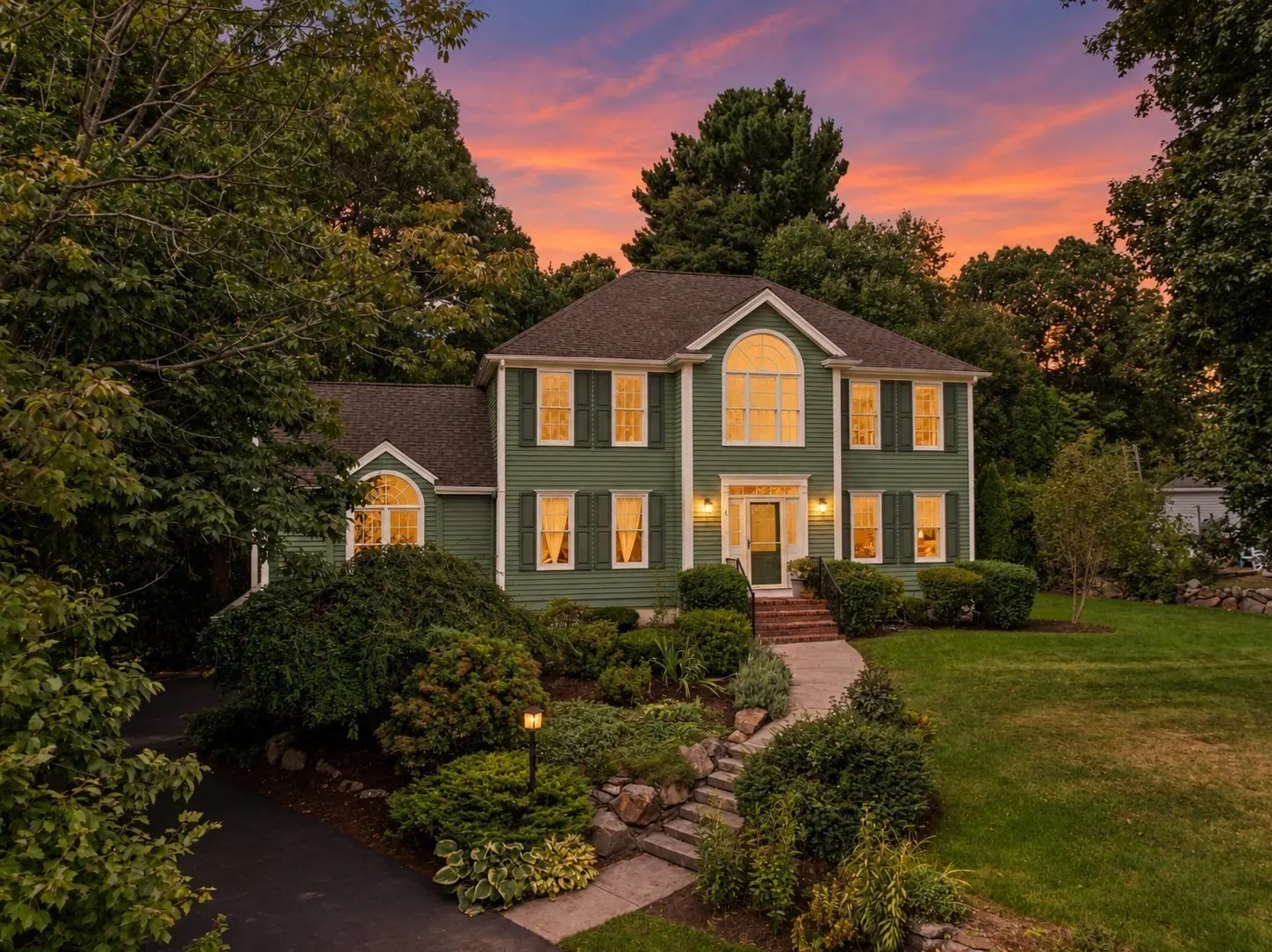 8 Dennison Ct, Stoughton