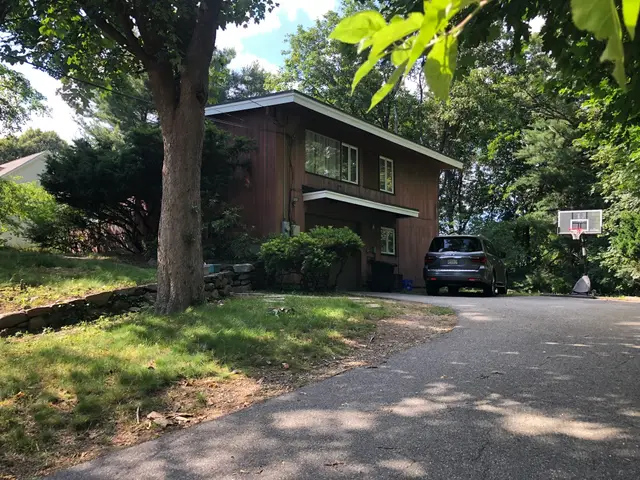 35 Lawrence Ln