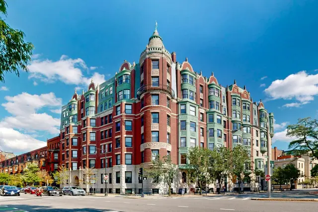 4 Charlesgate  E #406