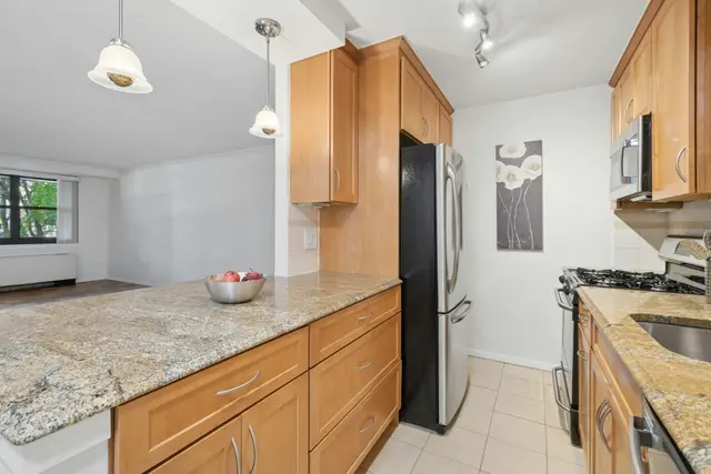 9 Hawthorne Pl #2J