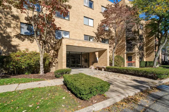 41 Centre St #204