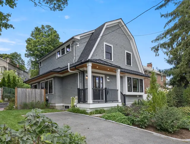 579 Centre St