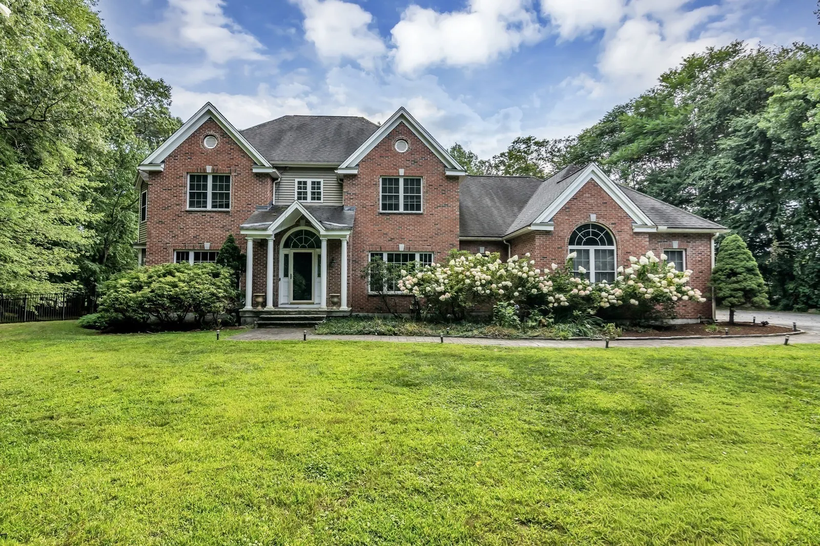 52 Goodnow Ln, Framingham