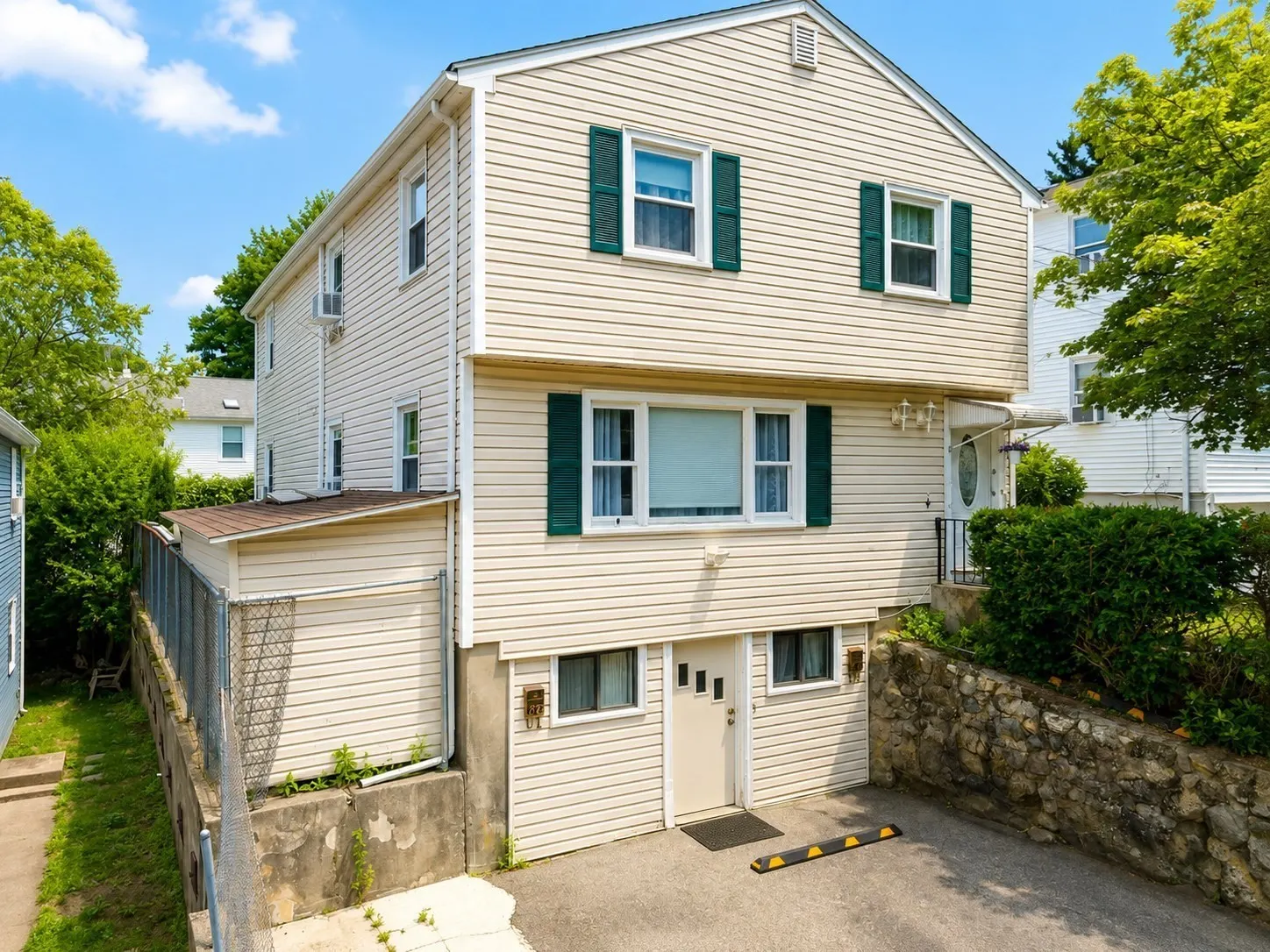 82-84 Sylvia, Arlington