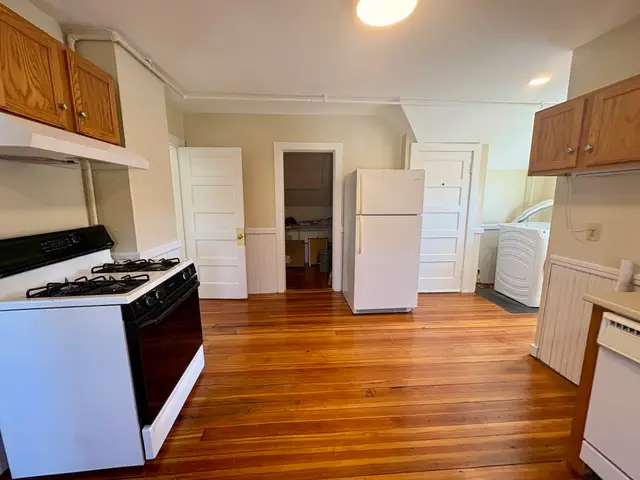 137 Whitwell St #3