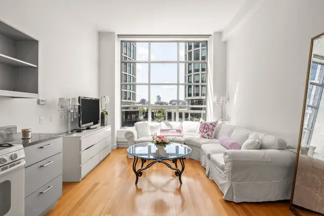 360 Newbury St #402