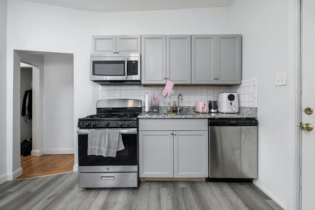 20 Cottage St #3R, Everett