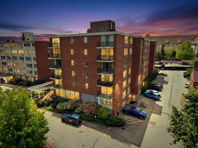 20 Hammond Pond Pkwy #208