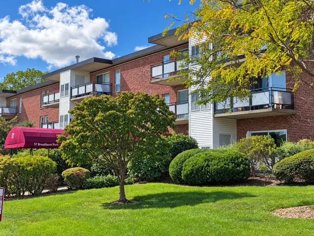57 Broadlawn Park #3A