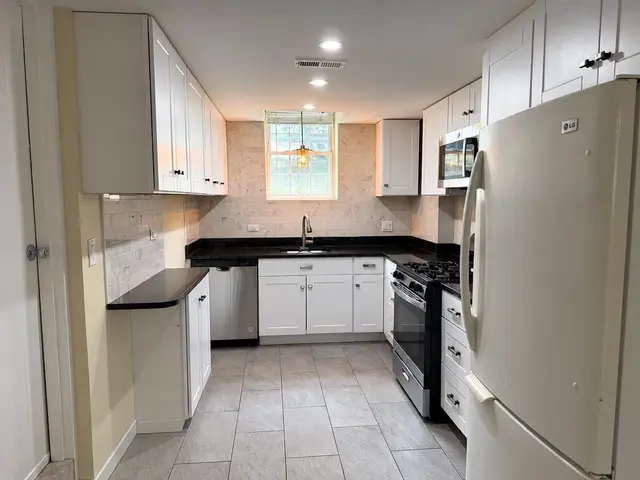 140 Lake Shore Rd #2B