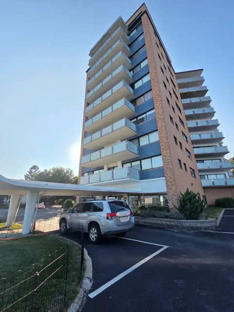 300 Lynnshore Drive #101