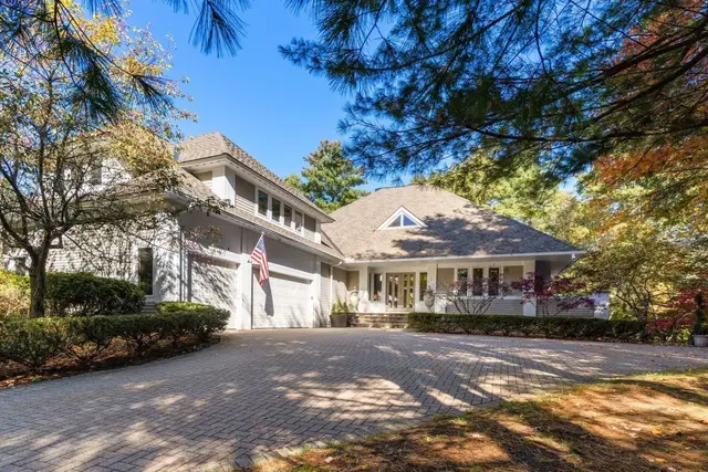 8 Hawk Hill Ln
