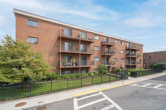 26 Waverly St #405