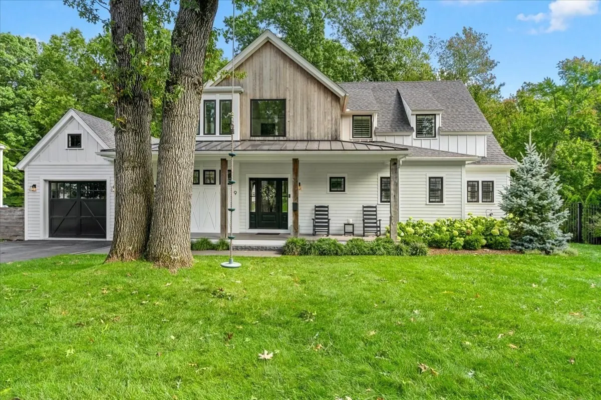 9 Pioneer Rd, Hingham