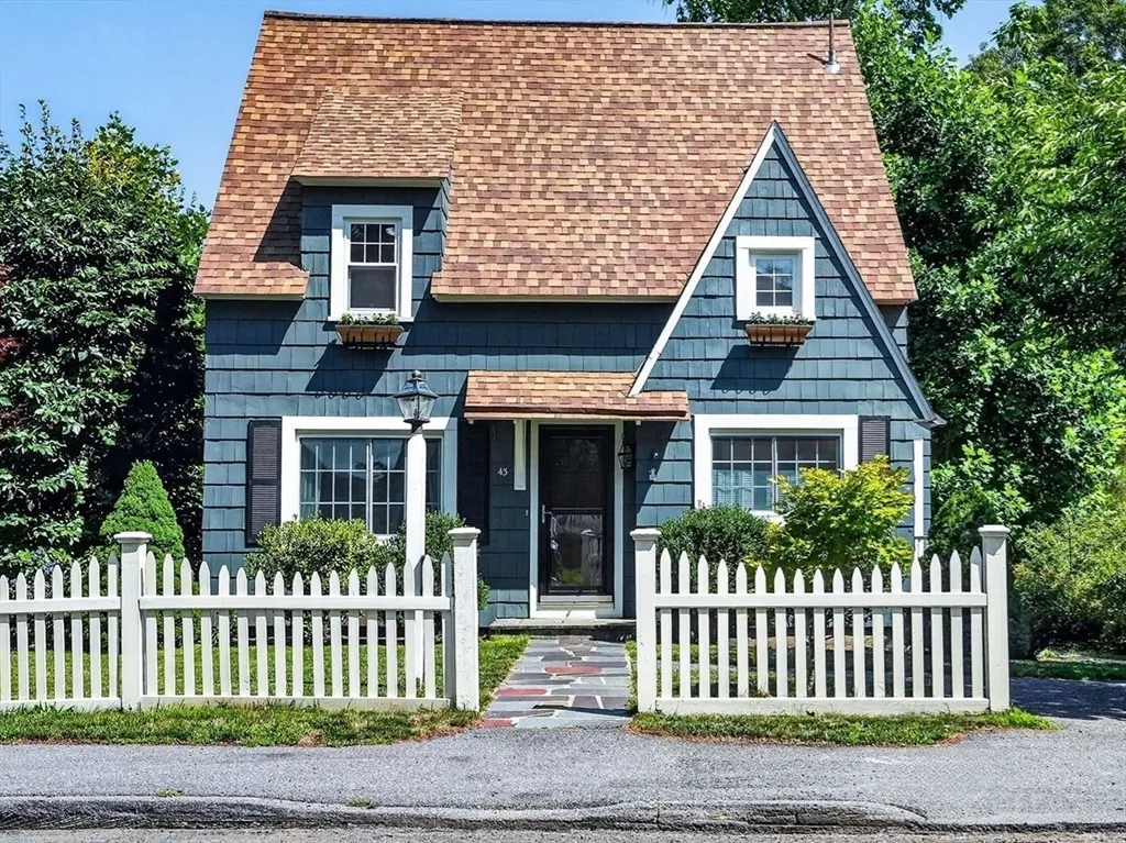 43 Atwood St, Wellesley
