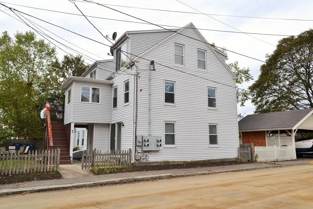 7 Harris St #1R, Salem