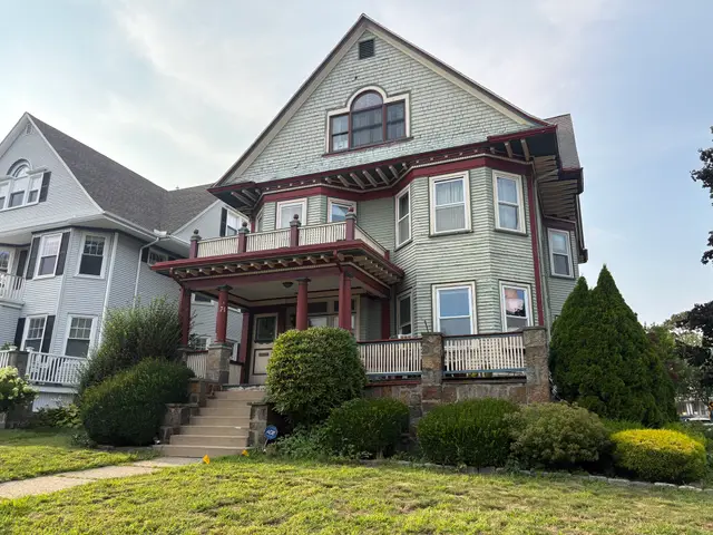 977 South St #1