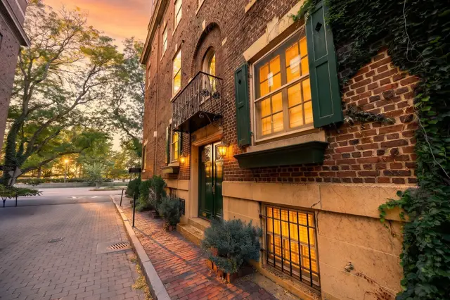 1 West Hill Place