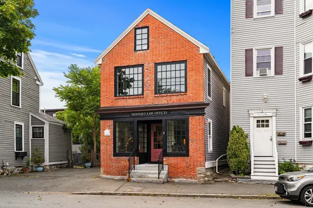 8 Essex St