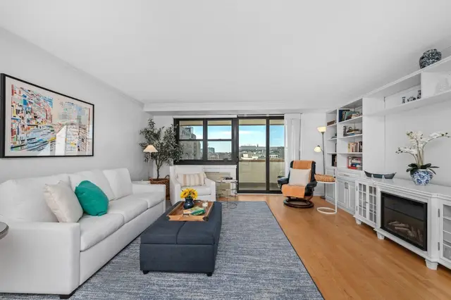 2 Hawthorne Place #15R