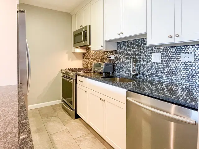 9 Hawthorne Place #11J