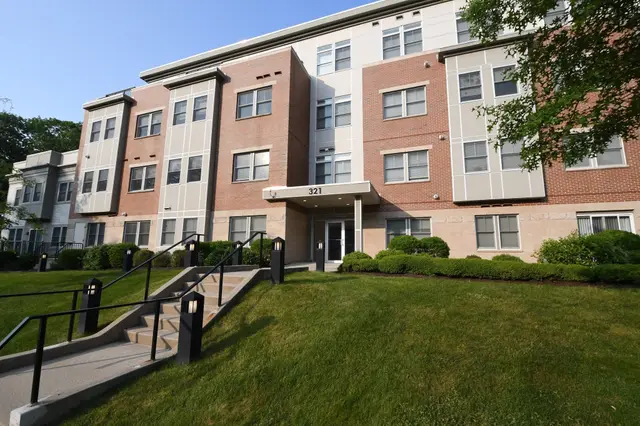321 Hammond Pond Pkwy #302