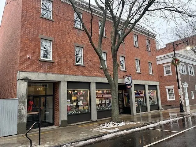 262 Essex St #3