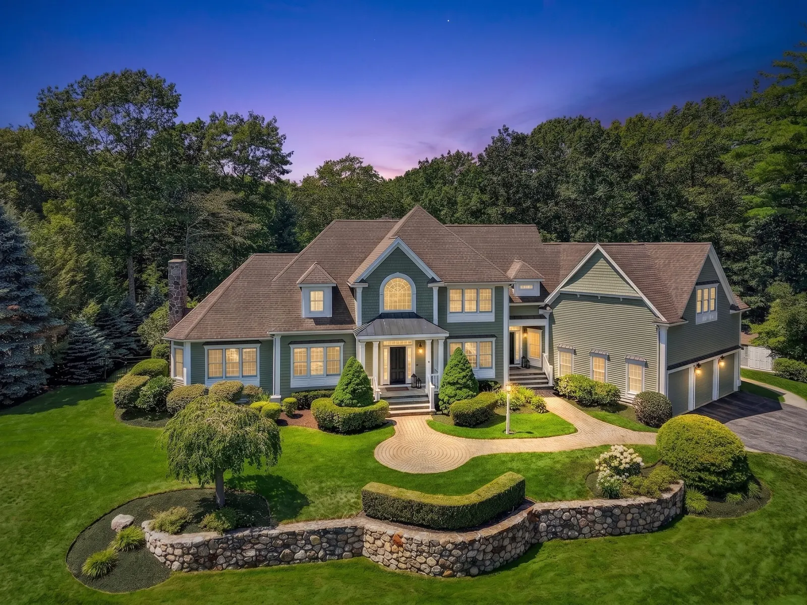 2 Goldman Cir, Bedford