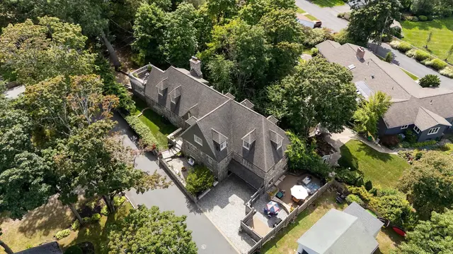 9 Galloupes Point Rd