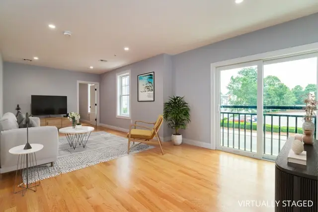 585 Washington Street #202