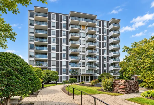 60 Babcock St #32