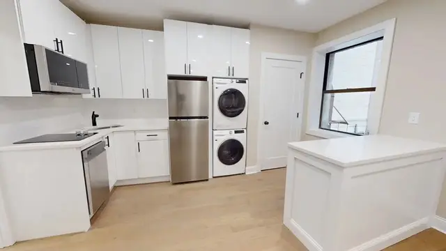 31-35 India St #303