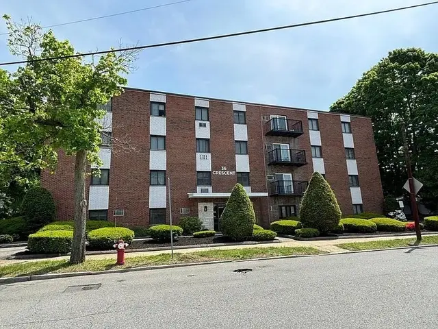 36 Crescent St #17