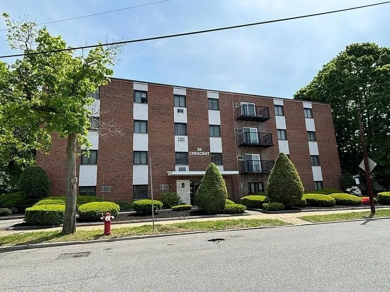36 Crescent St #17, Wakefield