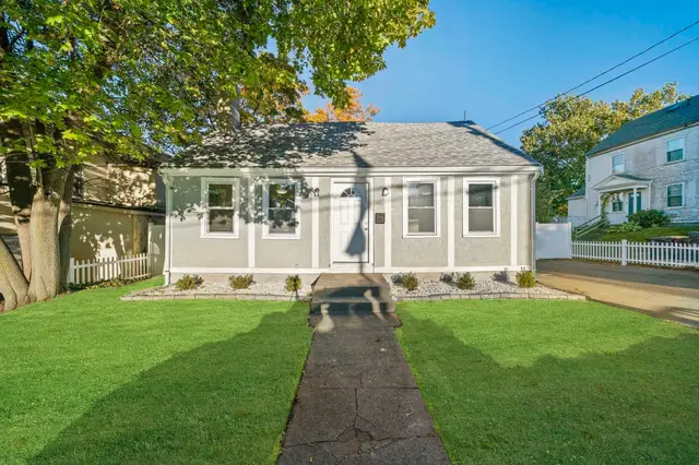 1429 Pleasant Street