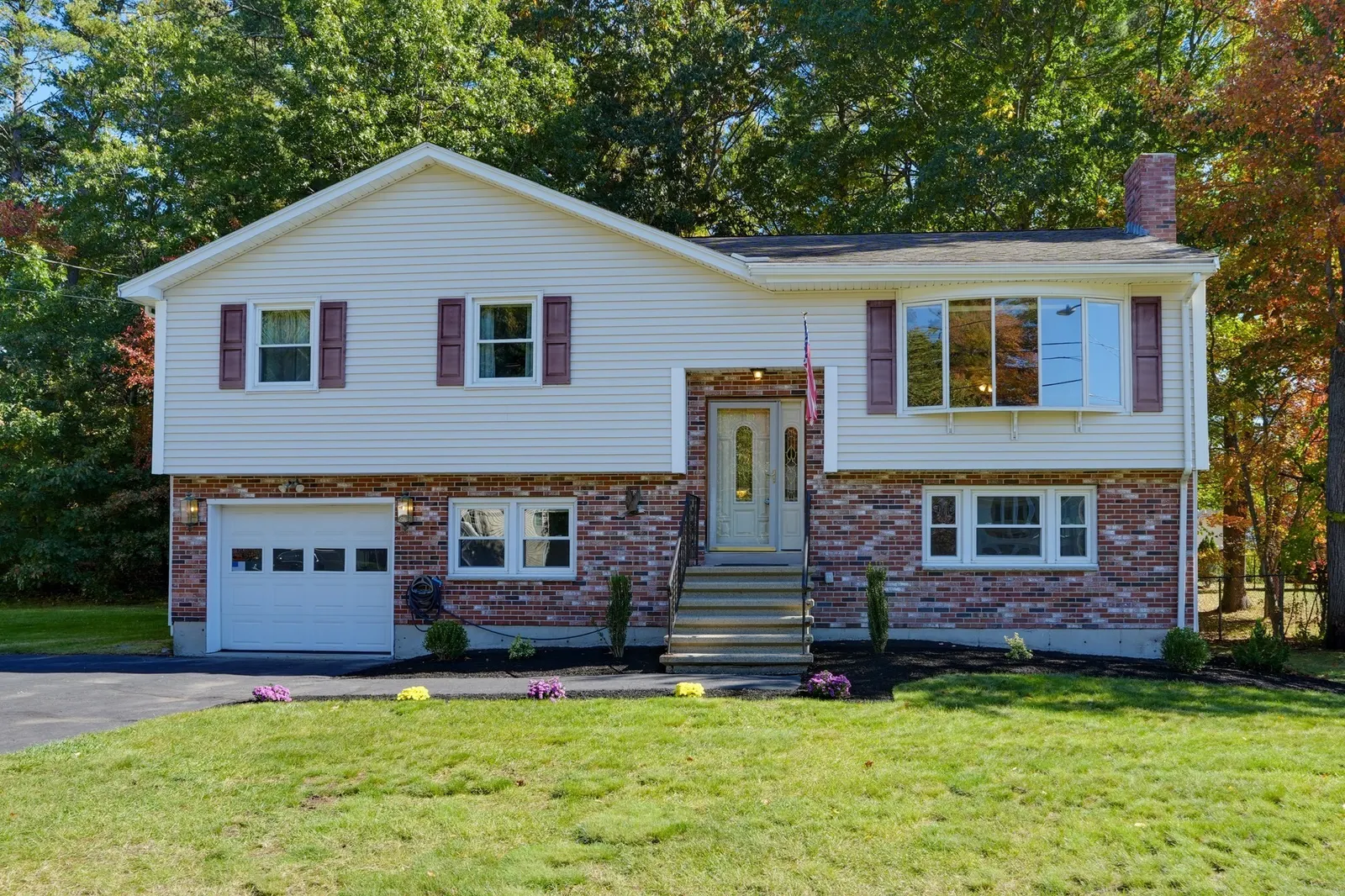 4 Goodwin Dr, Burlington