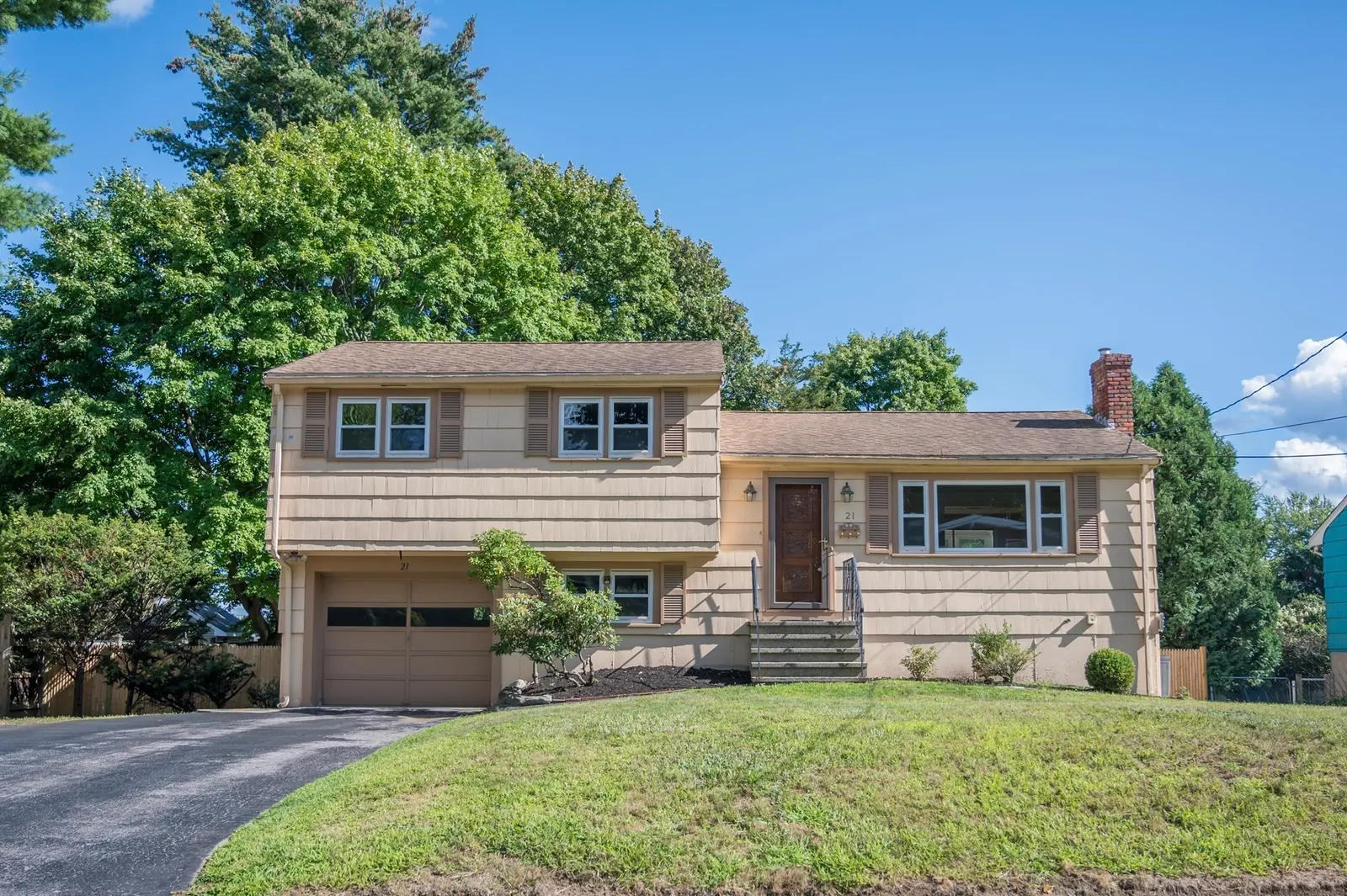 21 Debra Ln, Framingham